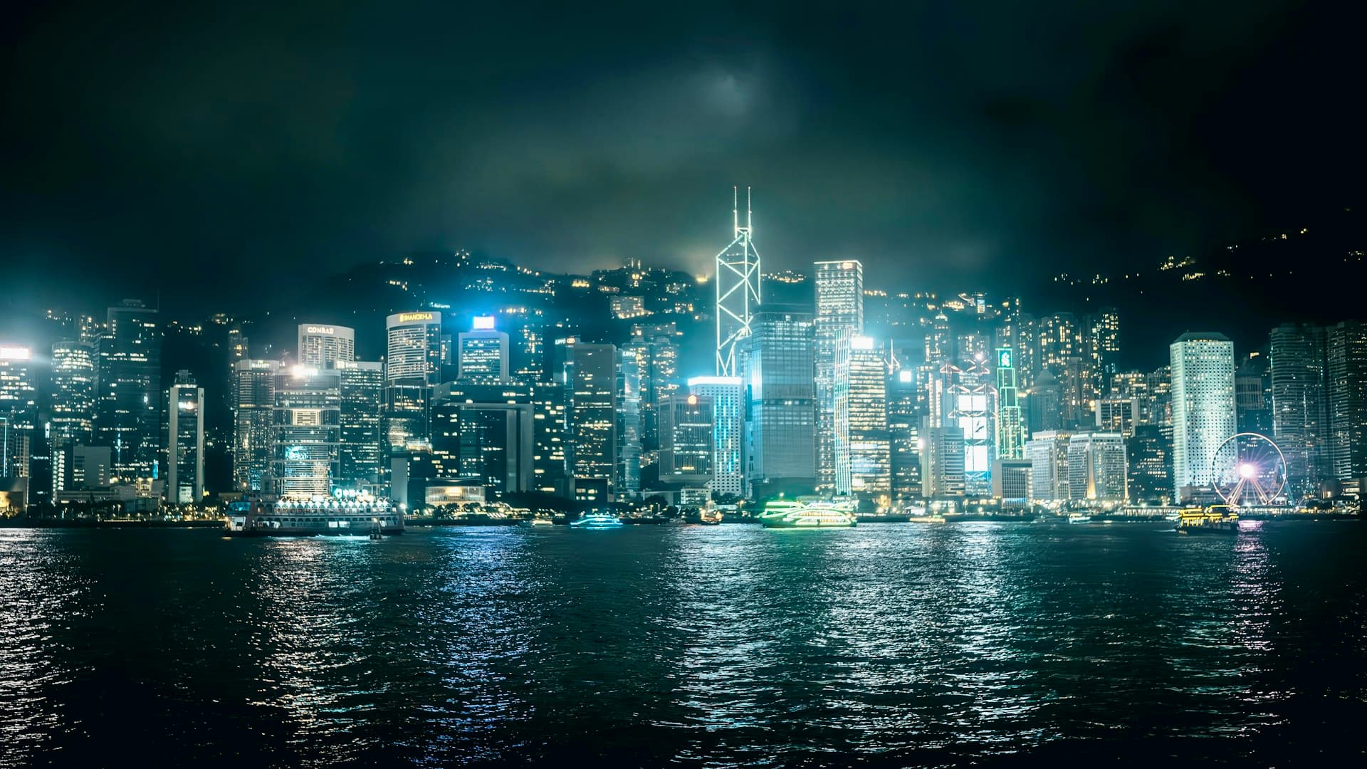 維多利亞港對岸的香港天際線夜景